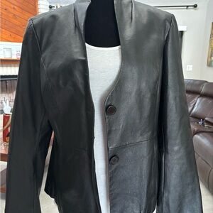 📣𝐅𝐀𝐋𝐋 𝐈𝐒 𝐂𝐎𝐌𝐈𝐍𝐆‼️ This waist-length leather jacket needs a home.